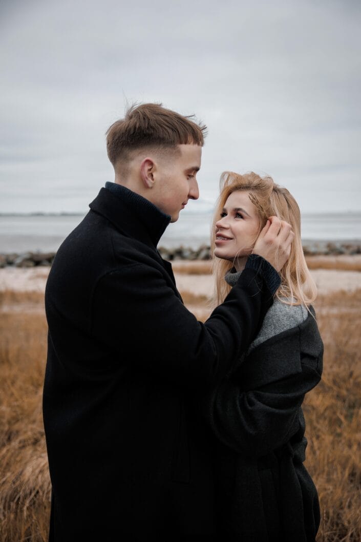 Romantische koppelshoot A&A in Bierum, vastgelegd door Viktoria Jensen Fotografie 04