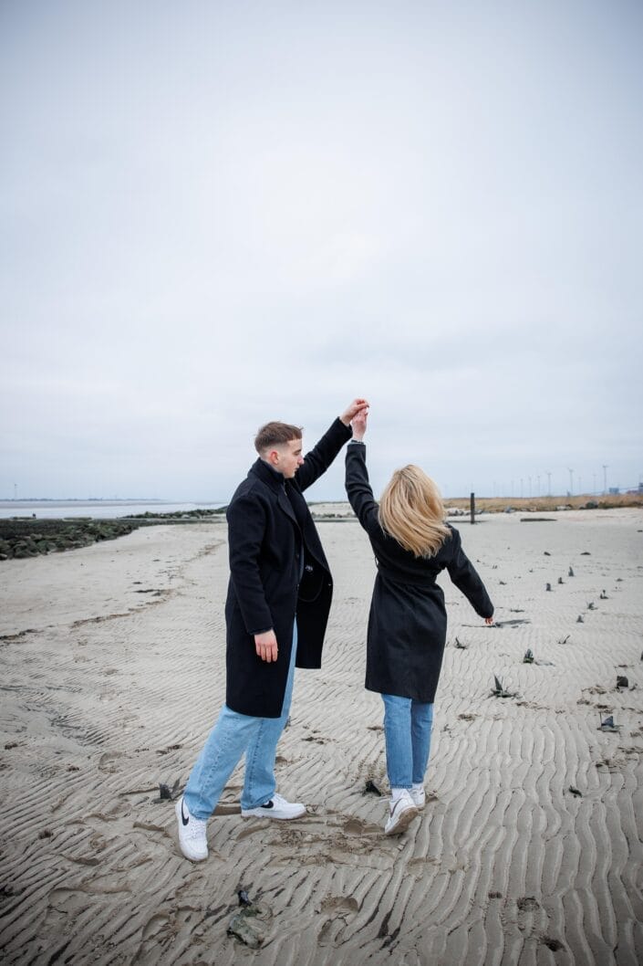 Romantische koppelshoot A&A in Bierum, vastgelegd door Viktoria Jensen Fotografie 43