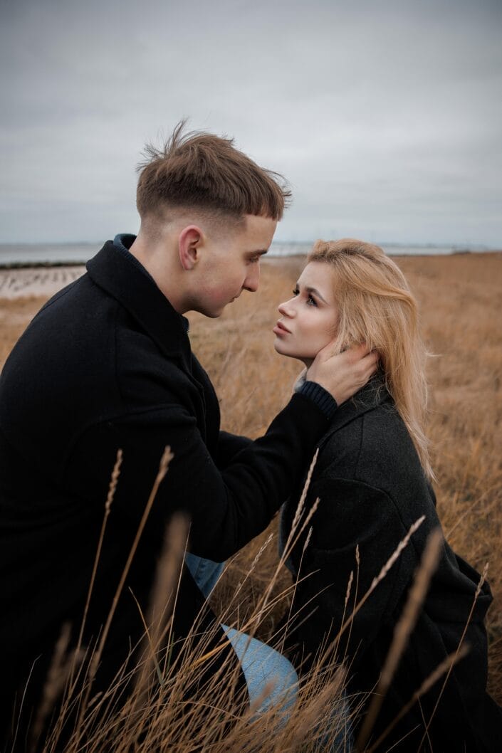 Romantische koppelshoot A&A in Bierum, vastgelegd door Viktoria Jensen Fotografie 49