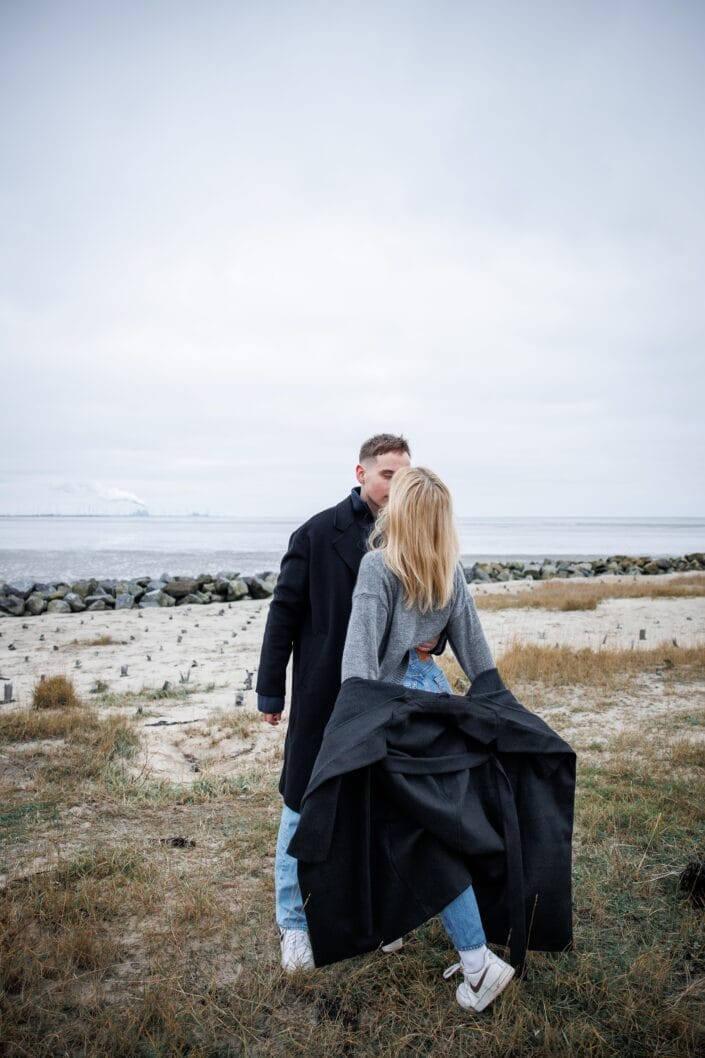 Romantische koppelshoot A&A in Bierum, vastgelegd door Viktoria Jensen Fotografie 56