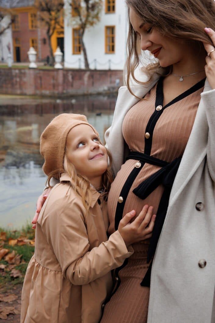 Familie NV tijdens een familieshoot in Slochteren – liefdevolle en tijdloze foto’s gemaakt door Viktoria Jensen Fotografie 15