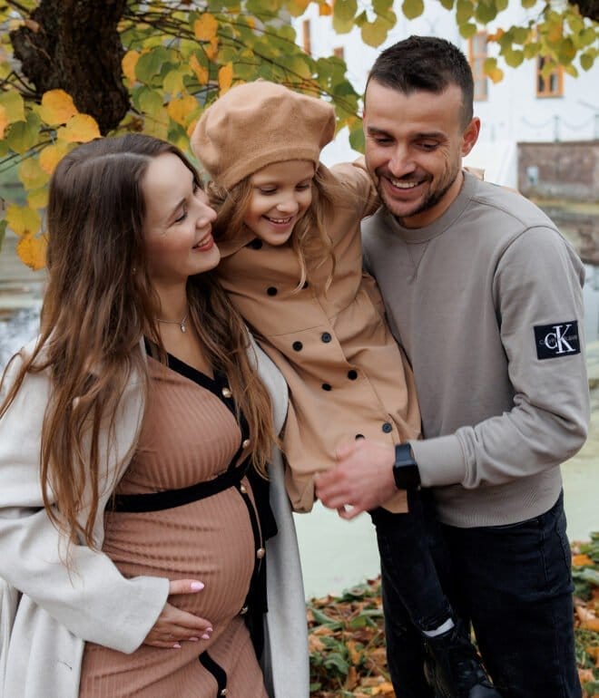 Familie NV tijdens een familieshoot in Slochteren – liefdevolle en tijdloze foto’s gemaakt door Viktoria Jensen Fotografie 01