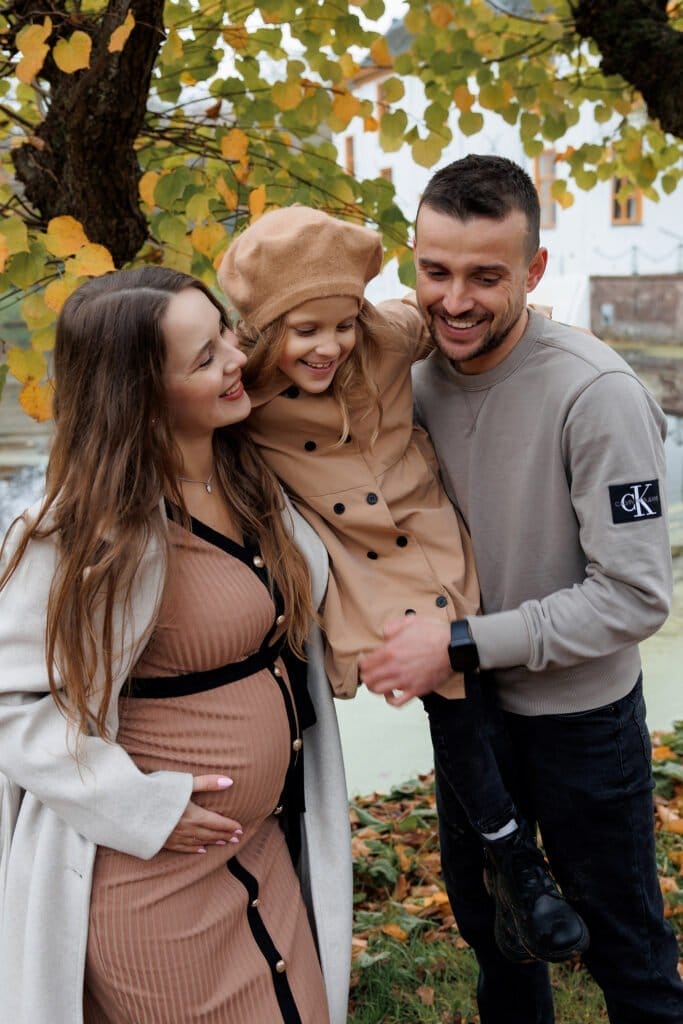 Familie NV tijdens een familieshoot in Slochteren – liefdevolle en tijdloze foto’s gemaakt door Viktoria Jensen Fotografie 01
