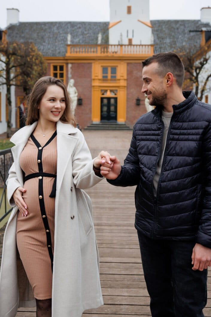 Familie NV tijdens een familieshoot in Slochteren – liefdevolle en tijdloze foto’s gemaakt door Viktoria Jensen Fotografie 05