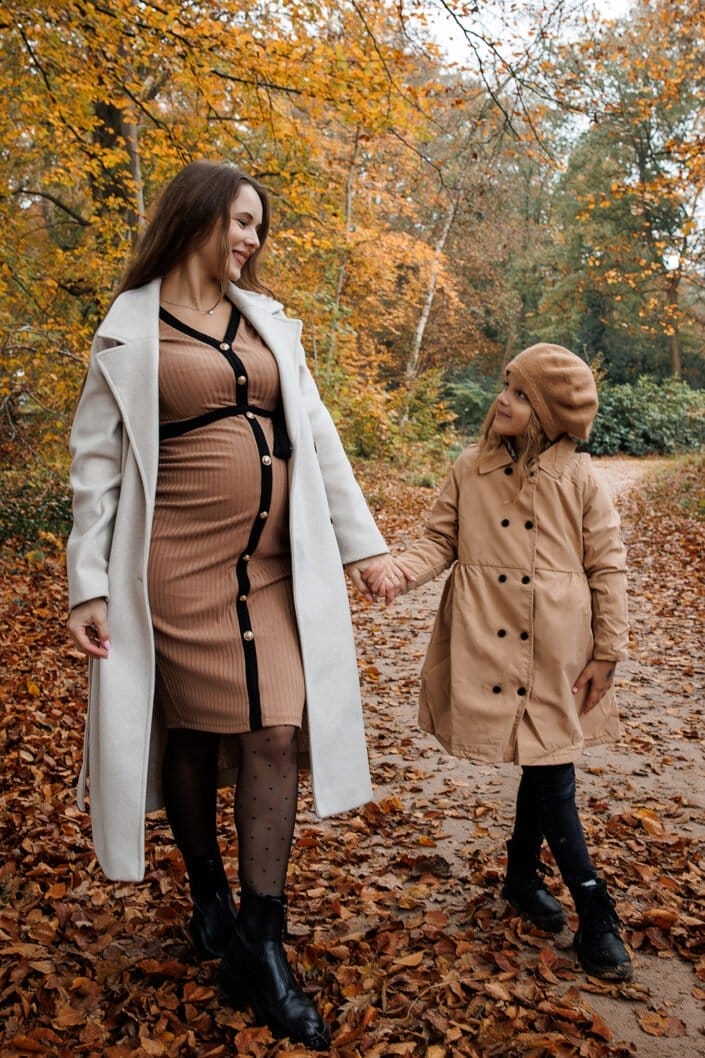 Familie NV tijdens een familieshoot in Slochteren – liefdevolle en tijdloze foto’s gemaakt door Viktoria Jensen Fotografie 02