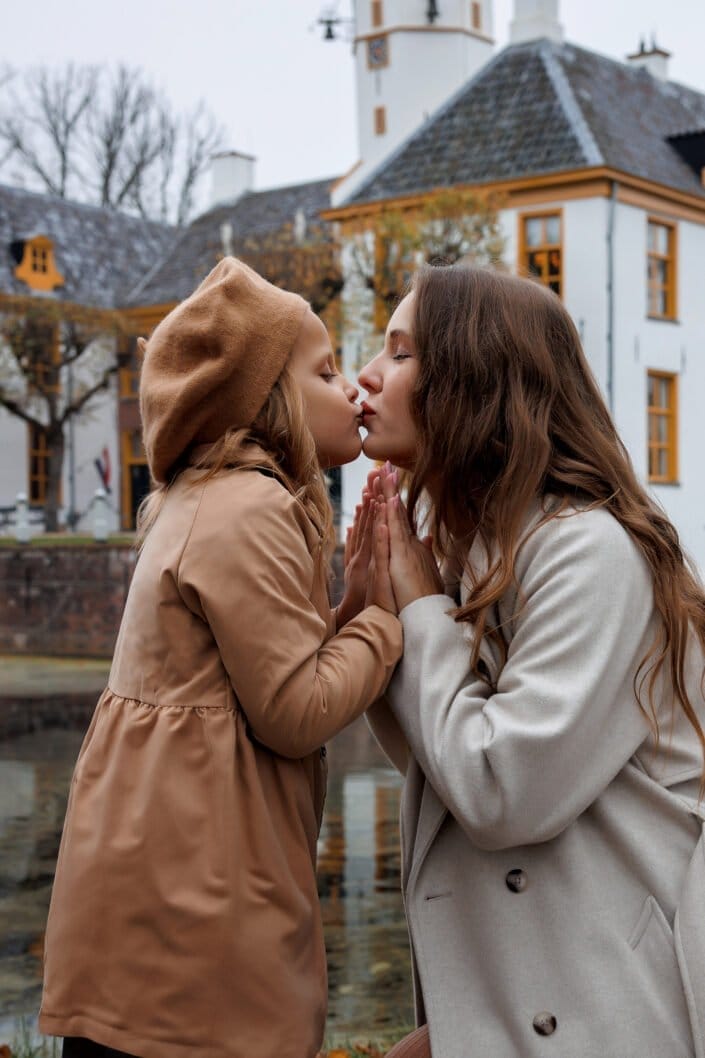 Familie NV tijdens een familieshoot in Slochteren – liefdevolle en tijdloze foto’s gemaakt door Viktoria Jensen Fotografie 06