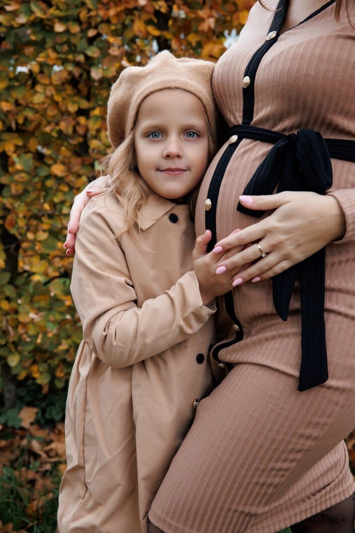Familie NV tijdens een familieshoot in Slochteren – liefdevolle en tijdloze foto’s gemaakt door Viktoria Jensen Fotografie 16