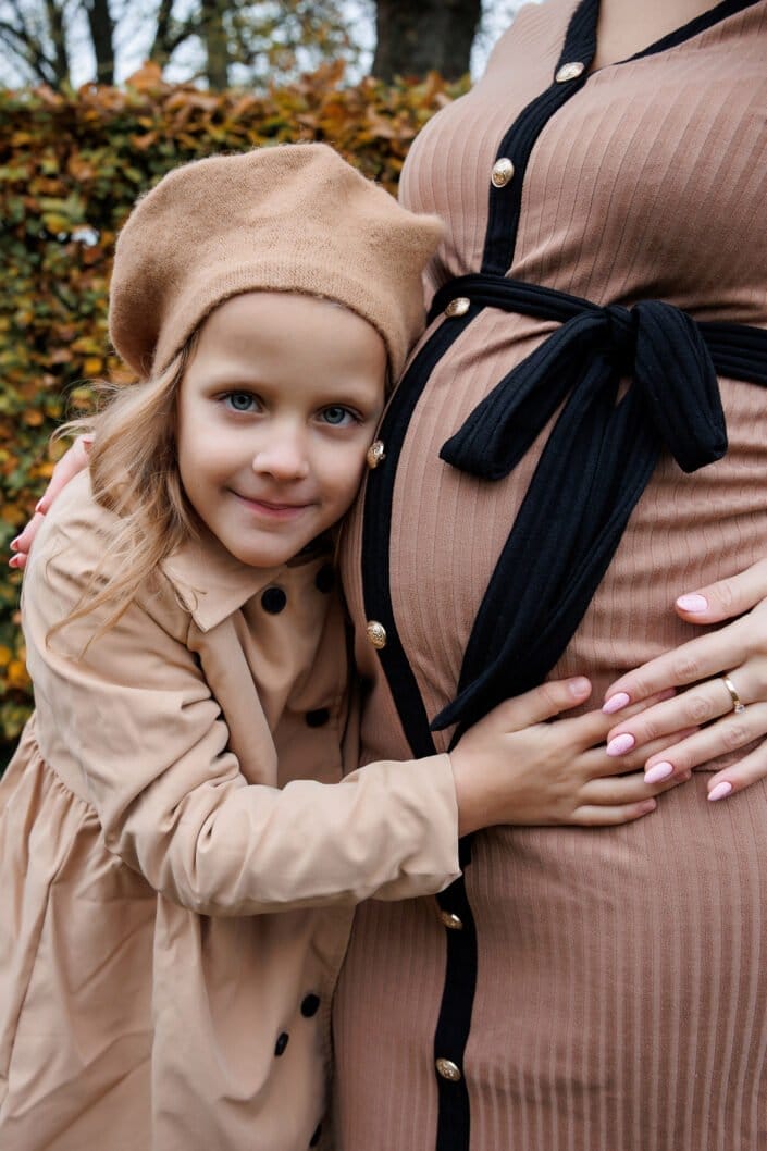 Familie NV tijdens een familieshoot in Slochteren – liefdevolle en tijdloze foto’s gemaakt door Viktoria Jensen Fotografie 14