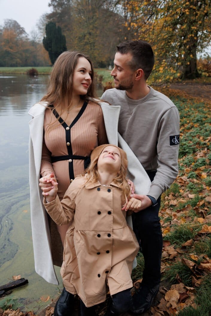 Familie NV tijdens een familieshoot in Slochteren – liefdevolle en tijdloze foto’s gemaakt door Viktoria Jensen Fotografie 12