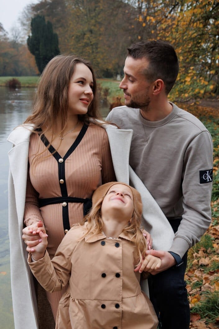 Familie NV tijdens een familieshoot in Slochteren – liefdevolle en tijdloze foto’s gemaakt door Viktoria Jensen Fotografie 13