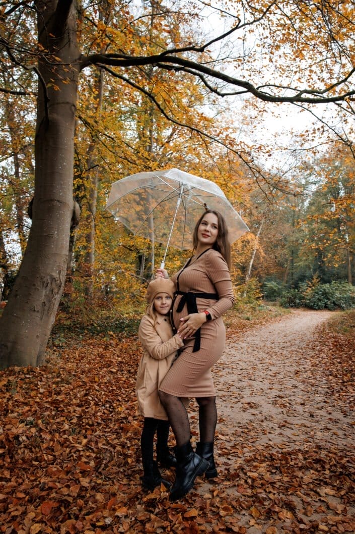 Familie NV tijdens een familieshoot in Slochteren – liefdevolle en tijdloze foto’s gemaakt door Viktoria Jensen Fotografie 11