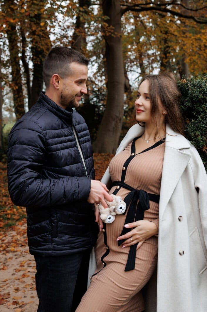 Familie NV tijdens een familieshoot in Slochteren – liefdevolle en tijdloze foto’s gemaakt door Viktoria Jensen Fotografie 10