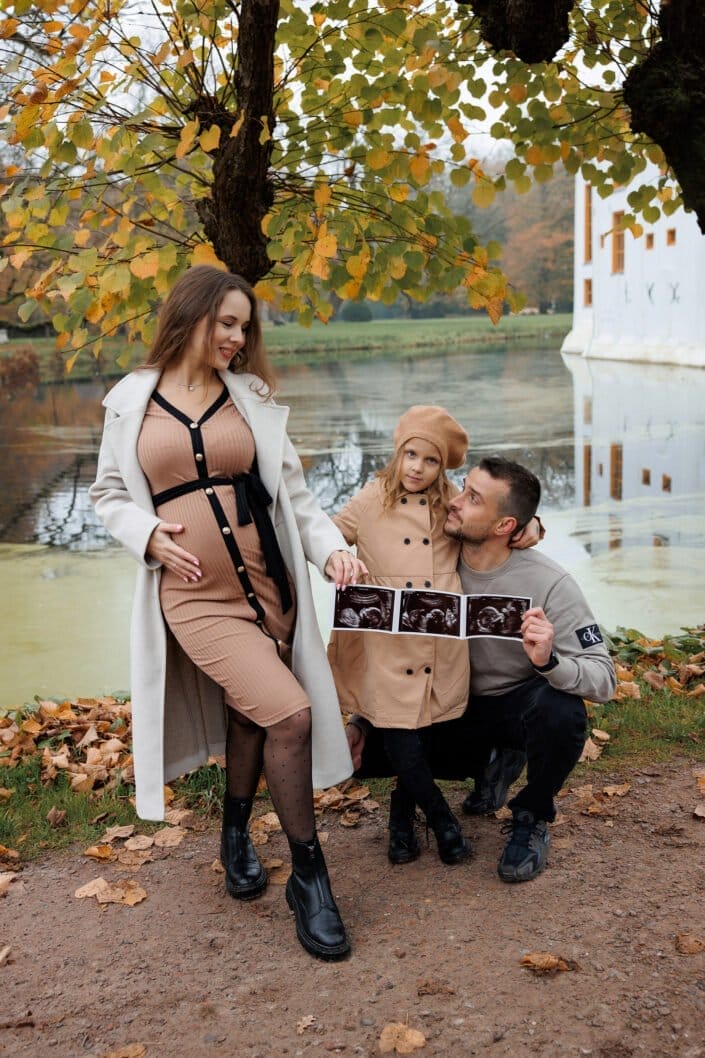 Familie NV tijdens een familieshoot in Slochteren – liefdevolle en tijdloze foto’s gemaakt door Viktoria Jensen Fotografie 09
