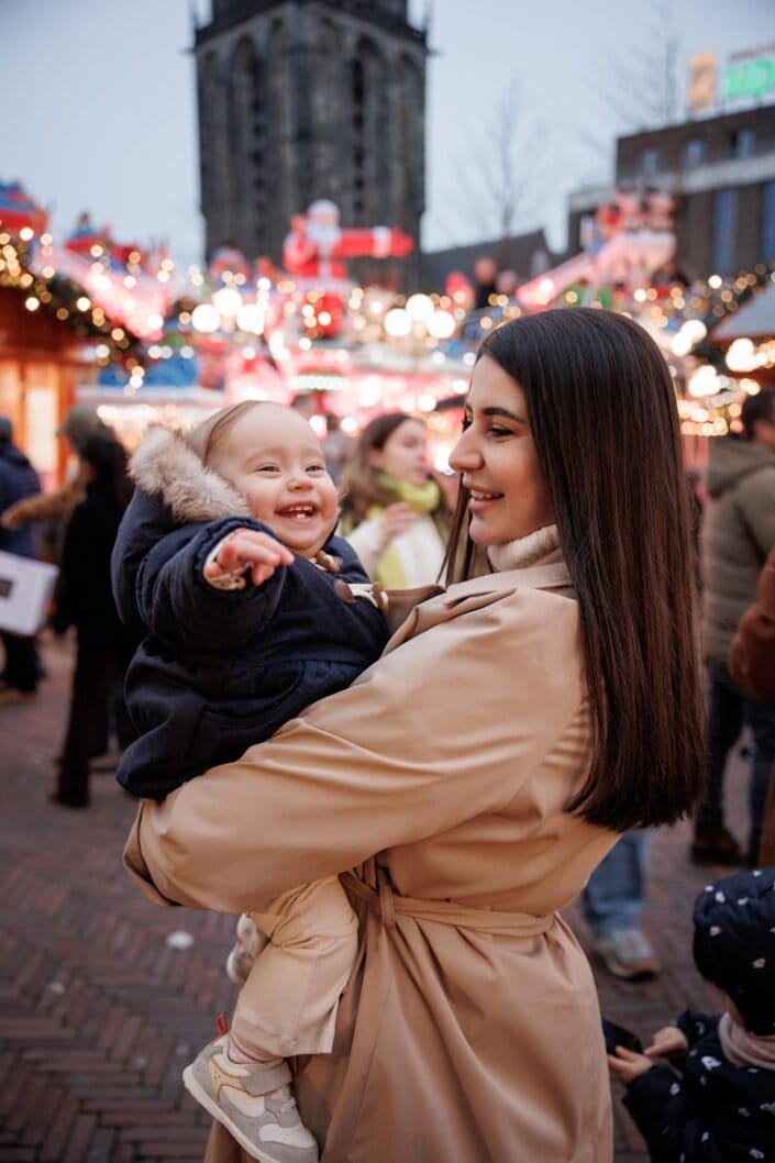 Familie UD tijdens een familieshoot in Groningen – liefdevolle en tijdloze foto’s gemaakt door Viktoria Jensen Fotografie 12