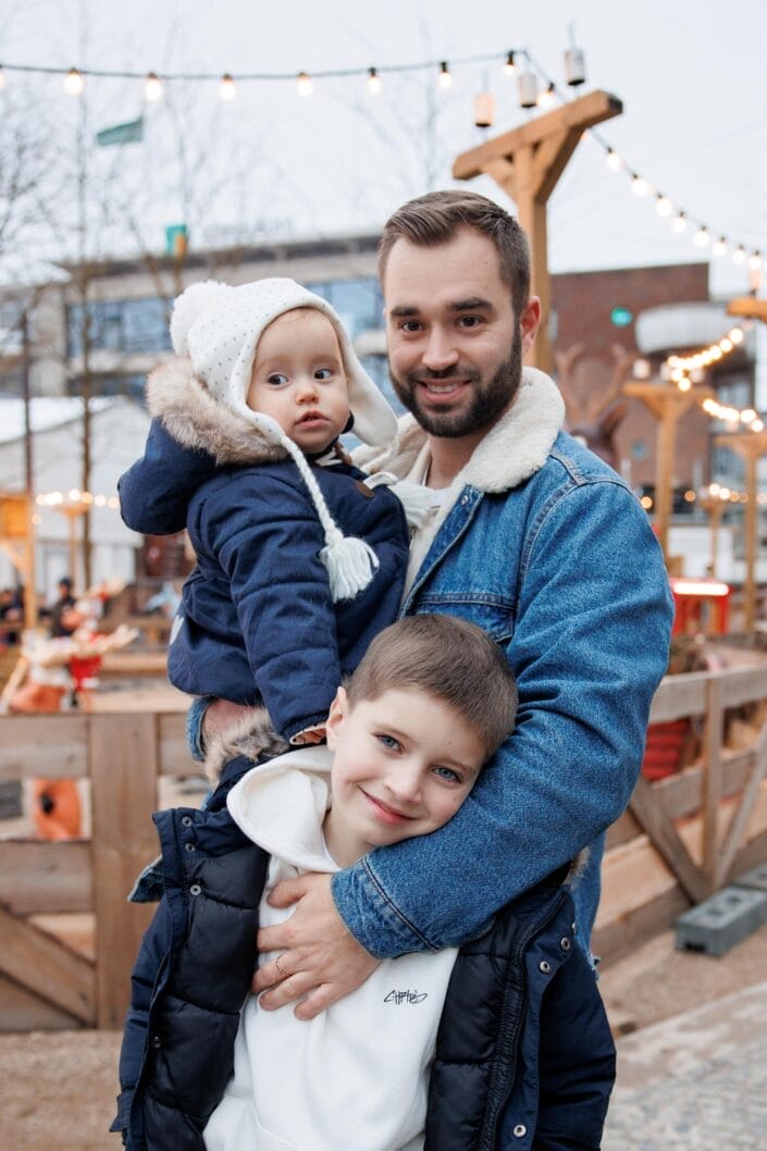 Familie UD tijdens een familieshoot in Groningen – liefdevolle en tijdloze foto’s gemaakt door Viktoria Jensen Fotografie 04