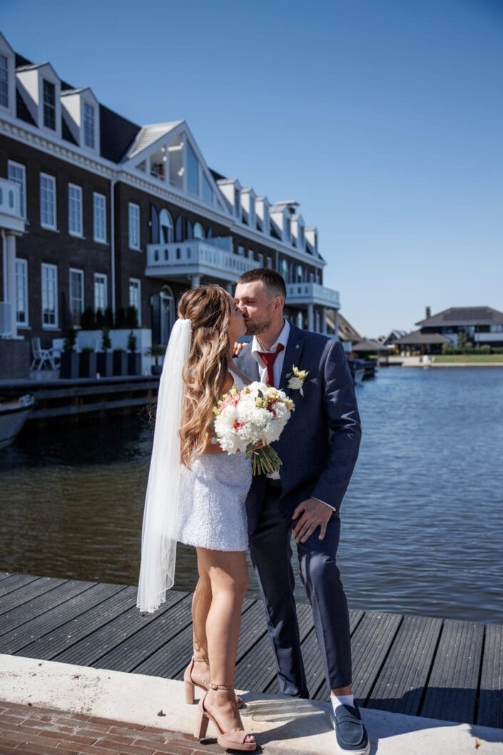 Bruiloft van AA in Blauwestad – tijdloze trouwfoto’s vol emotie, vastgelegd door Viktoria Jensen Fotografie 14