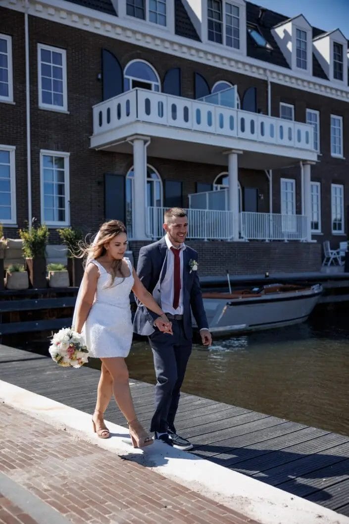 Bruiloft van AA in Blauwestad – tijdloze trouwfoto’s vol emotie, vastgelegd door Viktoria Jensen Fotografie 07