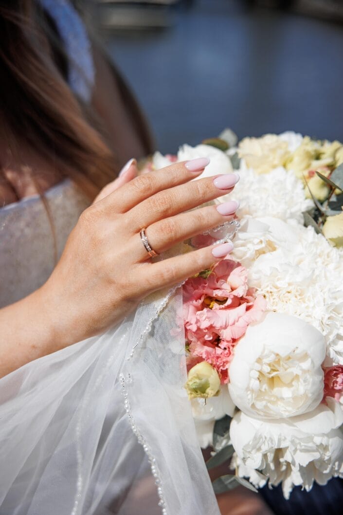 Bruiloft van AA in Blauwestad – tijdloze trouwfoto’s vol emotie, vastgelegd door Viktoria Jensen Fotografie 22