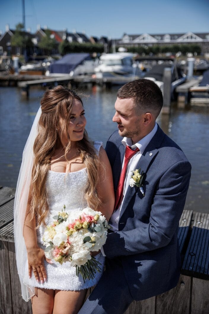 Bruiloft van AA in Blauwestad – tijdloze trouwfoto’s vol emotie, vastgelegd door Viktoria Jensen Fotografie 02