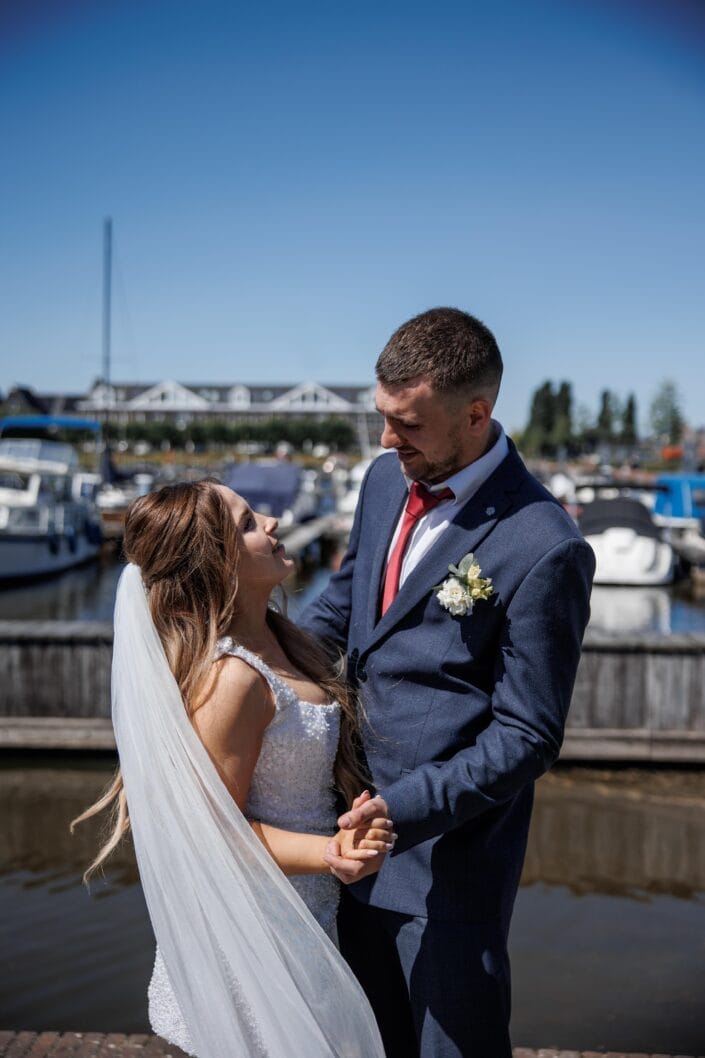 Bruiloft van AA in Blauwestad – tijdloze trouwfoto’s vol emotie, vastgelegd door Viktoria Jensen Fotografie 16