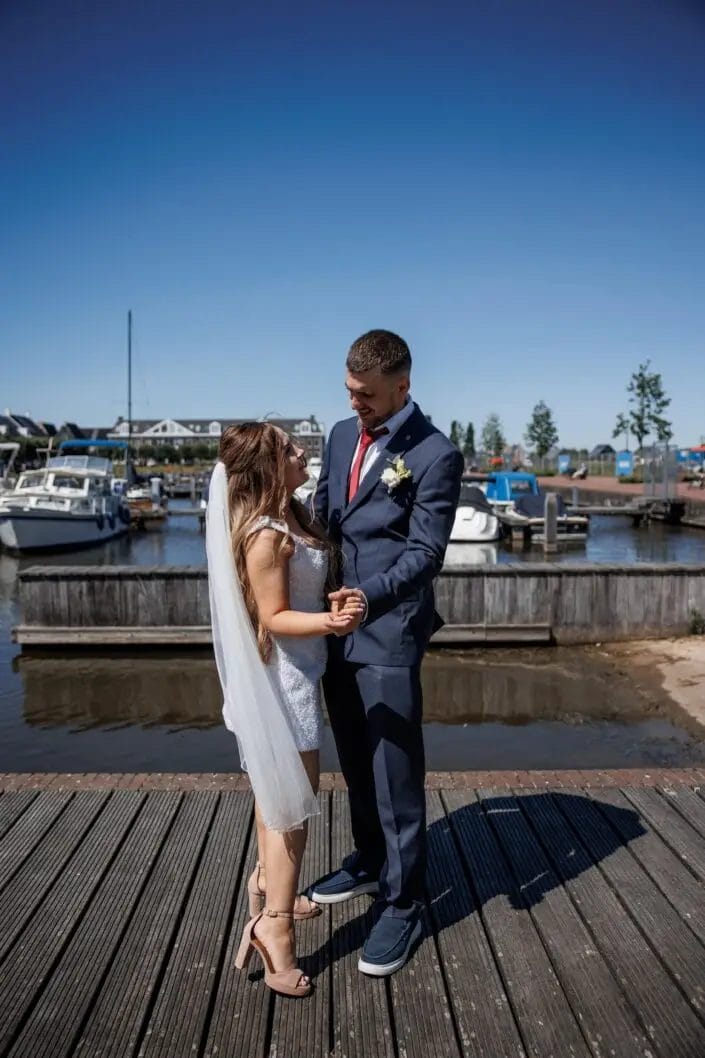 Bruiloft van AA in Blauwestad – tijdloze trouwfoto’s vol emotie, vastgelegd door Viktoria Jensen Fotografie 06