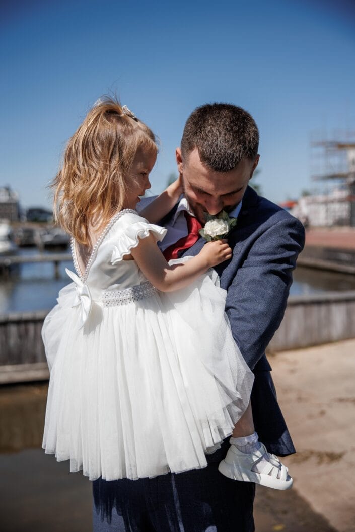 Bruiloft van AA in Blauwestad – tijdloze trouwfoto’s vol emotie, vastgelegd door Viktoria Jensen Fotografie 09