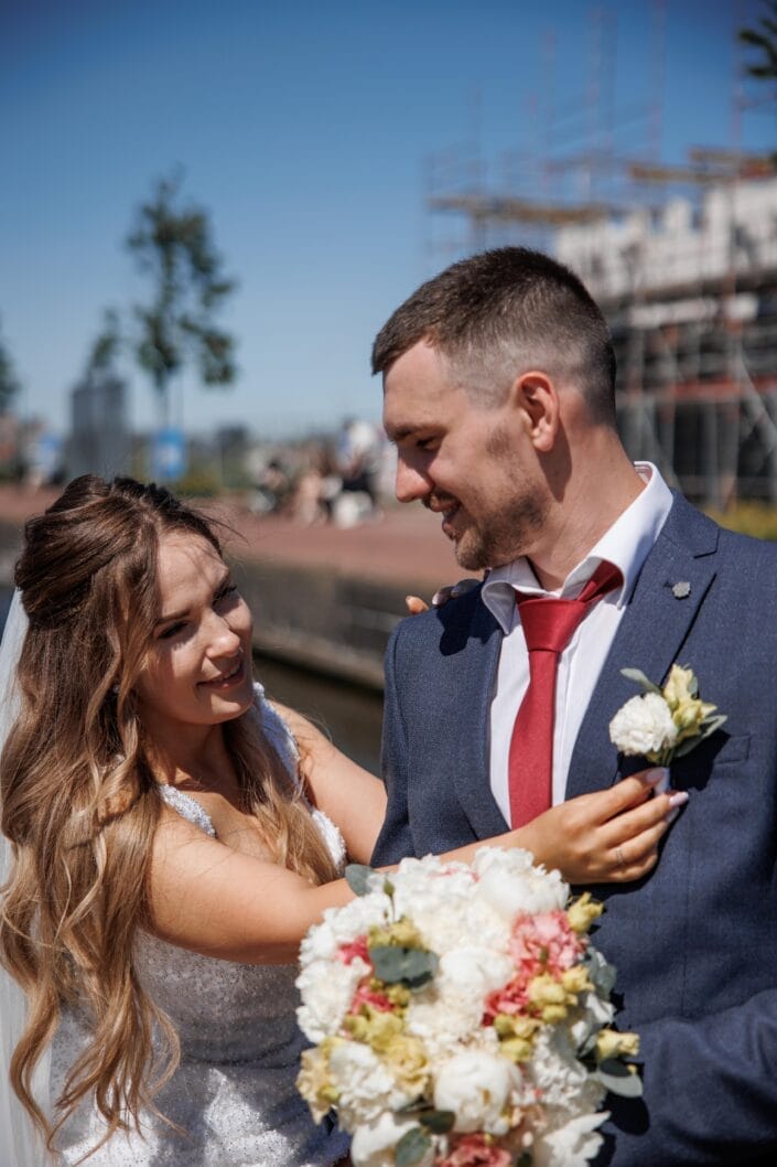 Bruiloft van AA in Blauwestad – tijdloze trouwfoto’s vol emotie, vastgelegd door Viktoria Jensen Fotografie 10