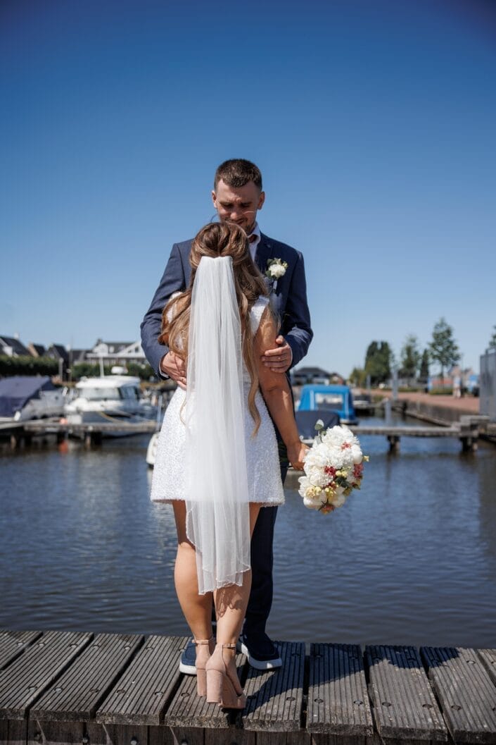 Bruiloft van AA in Blauwestad – tijdloze trouwfoto’s vol emotie, vastgelegd door Viktoria Jensen Fotografie 21