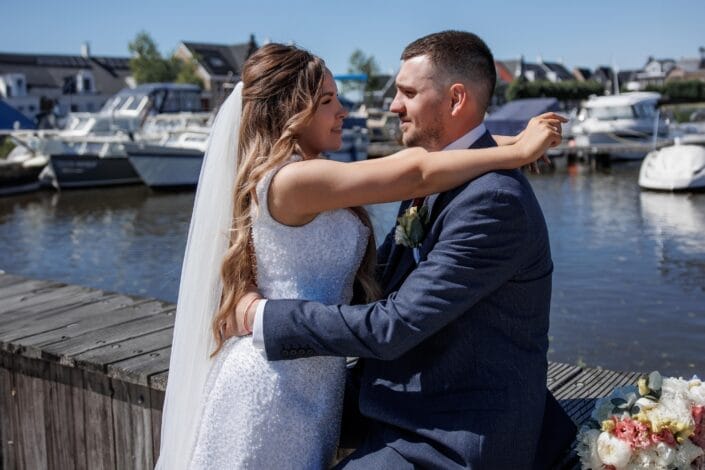 Bruiloft van AA in Blauwestad – tijdloze trouwfoto’s vol emotie, vastgelegd door Viktoria Jensen Fotografie 23