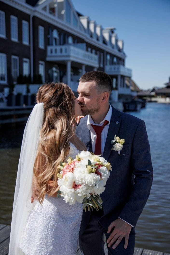 Bruiloft van AA in Blauwestad – tijdloze trouwfoto’s vol emotie, vastgelegd door Viktoria Jensen Fotografie 18