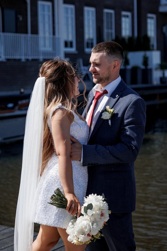 Bruiloft van AA in Blauwestad – tijdloze trouwfoto’s vol emotie, vastgelegd door Viktoria Jensen Fotografie 31