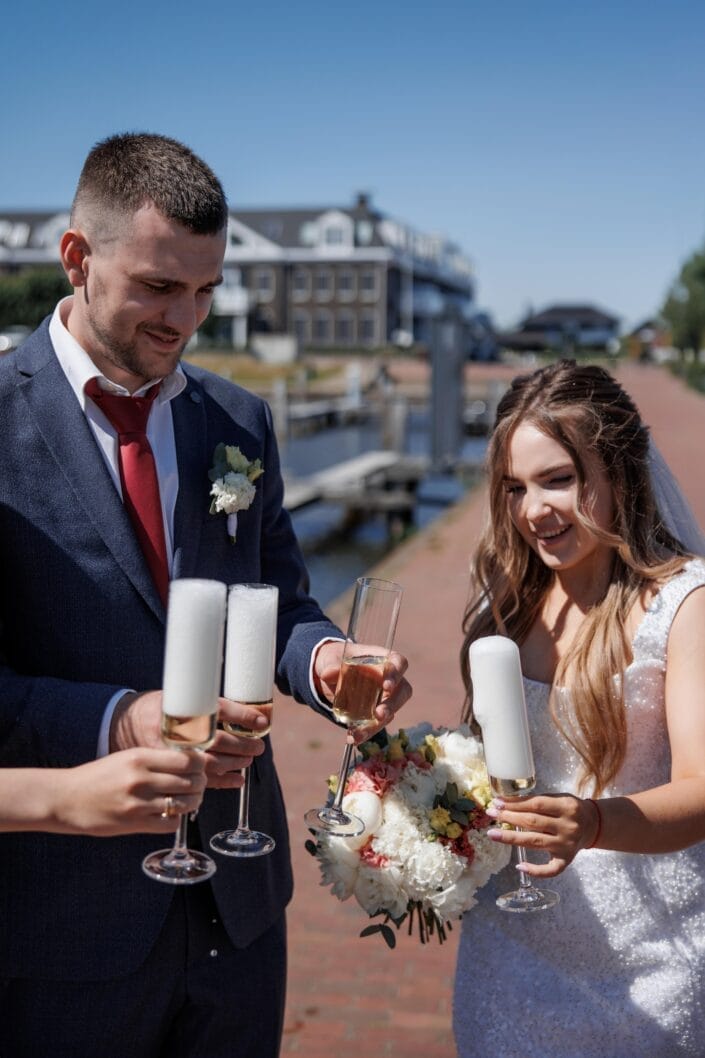 Bruiloft van AA in Blauwestad – tijdloze trouwfoto’s vol emotie, vastgelegd door Viktoria Jensen Fotografie 17