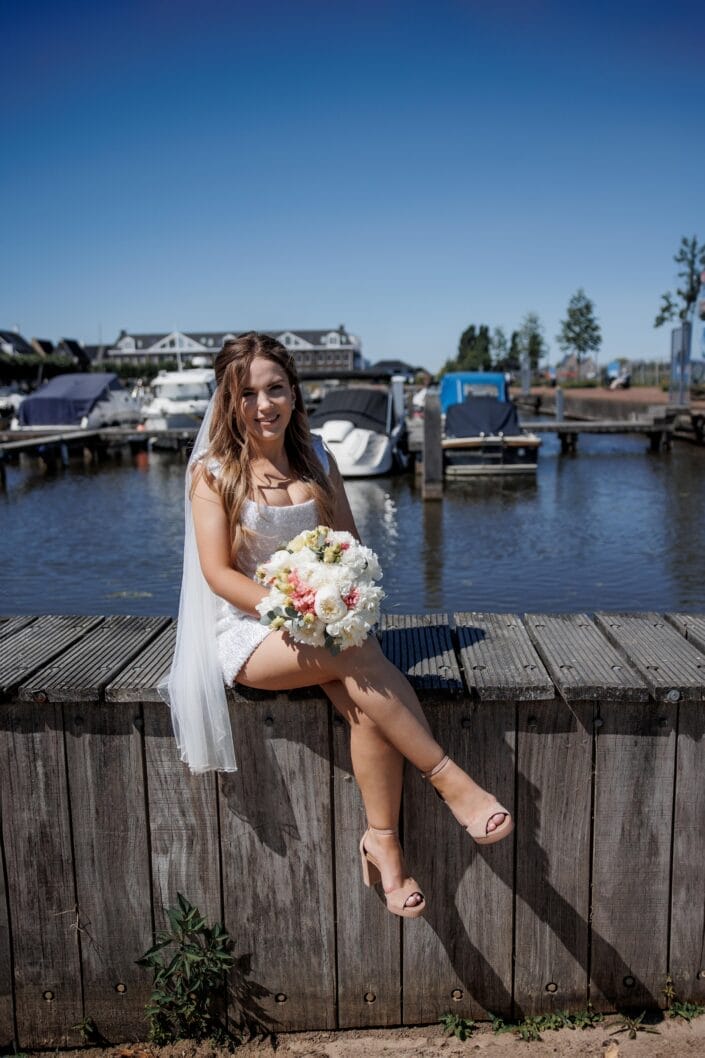 Bruiloft van AA in Blauwestad – tijdloze trouwfoto’s vol emotie, vastgelegd door Viktoria Jensen Fotografie 04