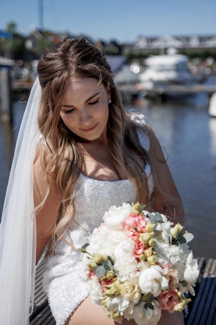 Bruiloft van AA in Blauwestad – tijdloze trouwfoto’s vol emotie, vastgelegd door Viktoria Jensen Fotografie 20