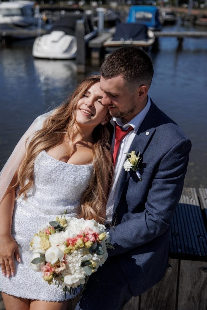 Bruiloft van AA in Blauwestad – tijdloze trouwfoto’s vol emotie, vastgelegd door Viktoria Jensen Fotografie 05