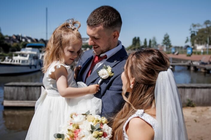 Bruiloft van AA in Blauwestad – tijdloze trouwfoto’s vol emotie, vastgelegd door Viktoria Jensen Fotografie 30