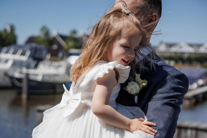 Bruiloft van AA in Blauwestad – tijdloze trouwfoto’s vol emotie, vastgelegd door Viktoria Jensen Fotografie 29