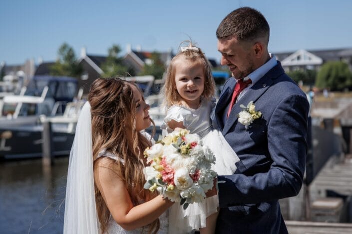 Bruiloft van AA in Blauwestad – tijdloze trouwfoto’s vol emotie, vastgelegd door Viktoria Jensen Fotografie 25