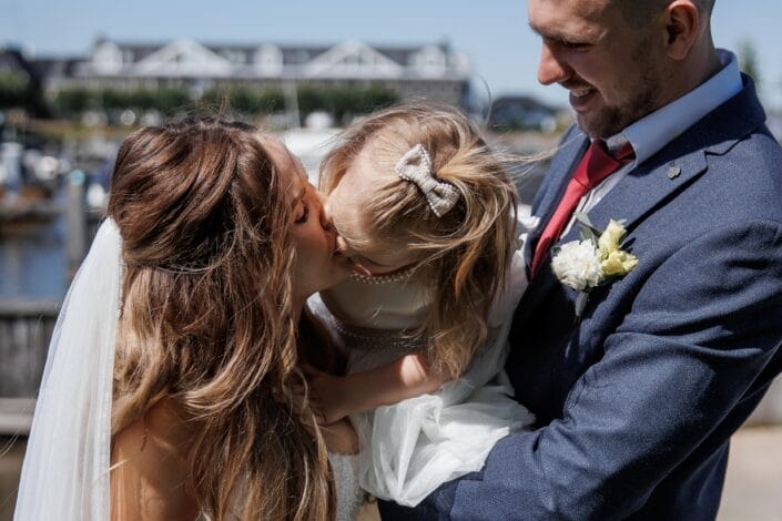 Bruiloft van AA in Blauwestad – tijdloze trouwfoto’s vol emotie, vastgelegd door Viktoria Jensen Fotografie 28