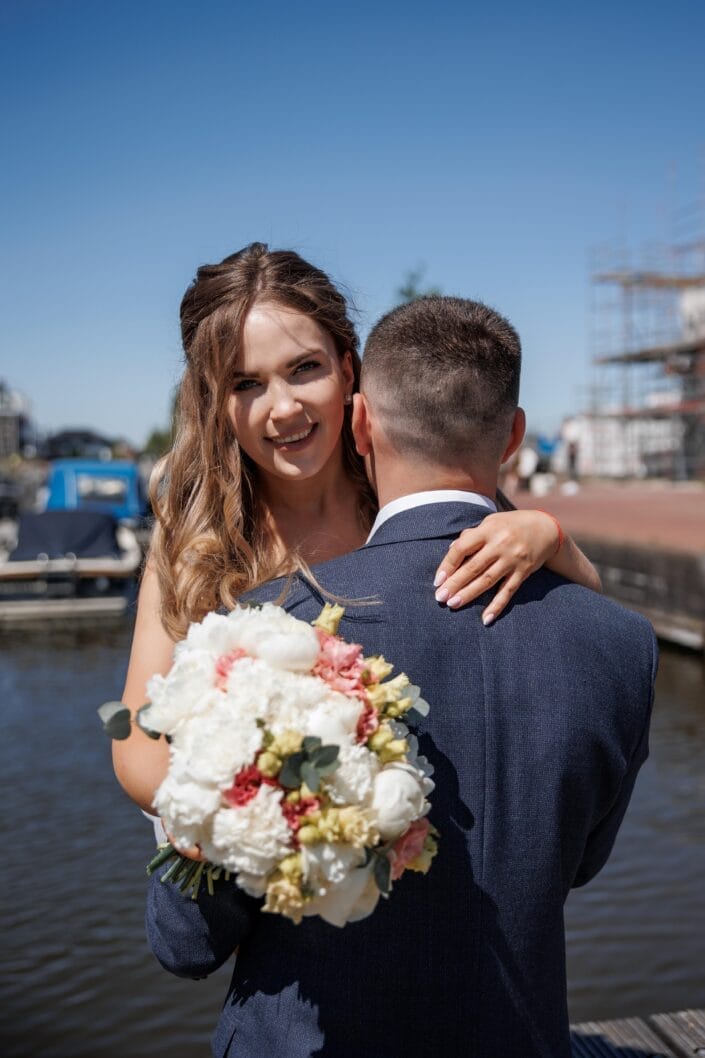 Bruiloft van AA in Blauwestad – tijdloze trouwfoto’s vol emotie, vastgelegd door Viktoria Jensen Fotografie 11
