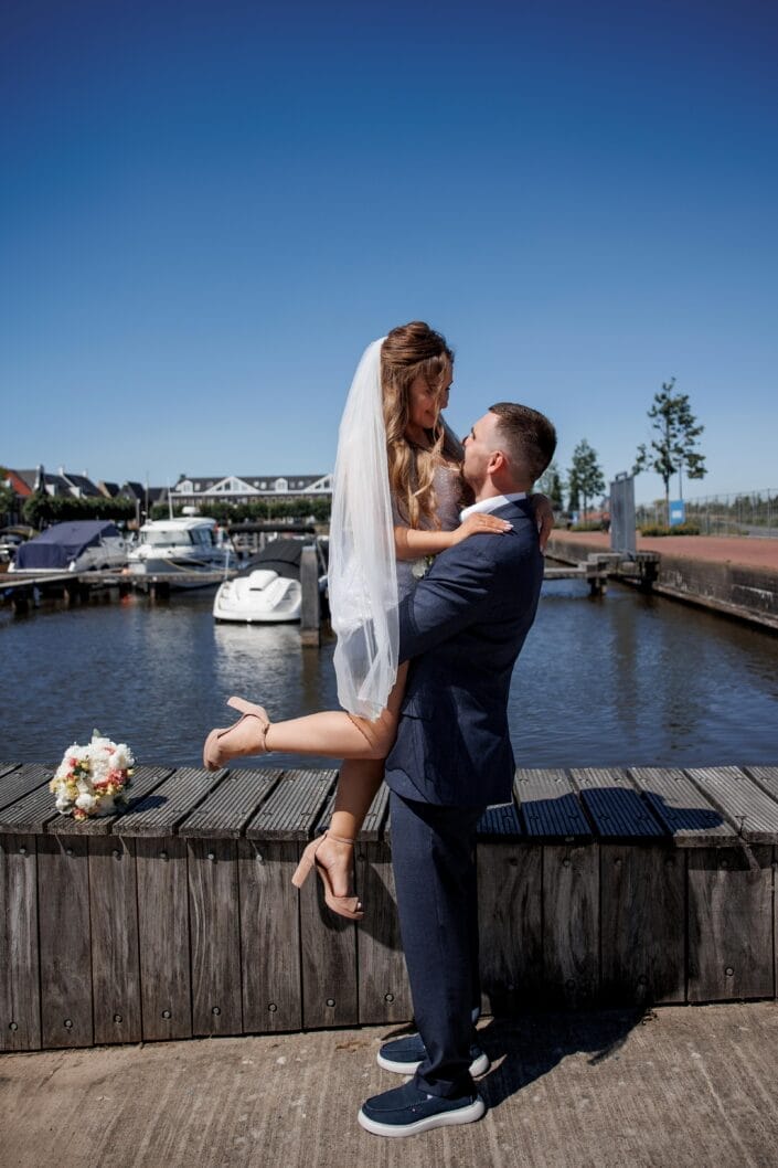 Bruiloft van AA in Blauwestad – tijdloze trouwfoto’s vol emotie, vastgelegd door Viktoria Jensen Fotografie 12