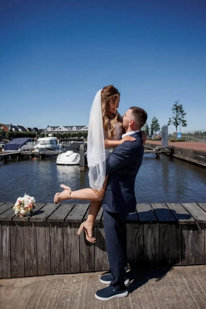 Bruiloft van AA in Blauwestad – tijdloze trouwfoto’s vol emotie, vastgelegd door Viktoria Jensen Fotografie 12