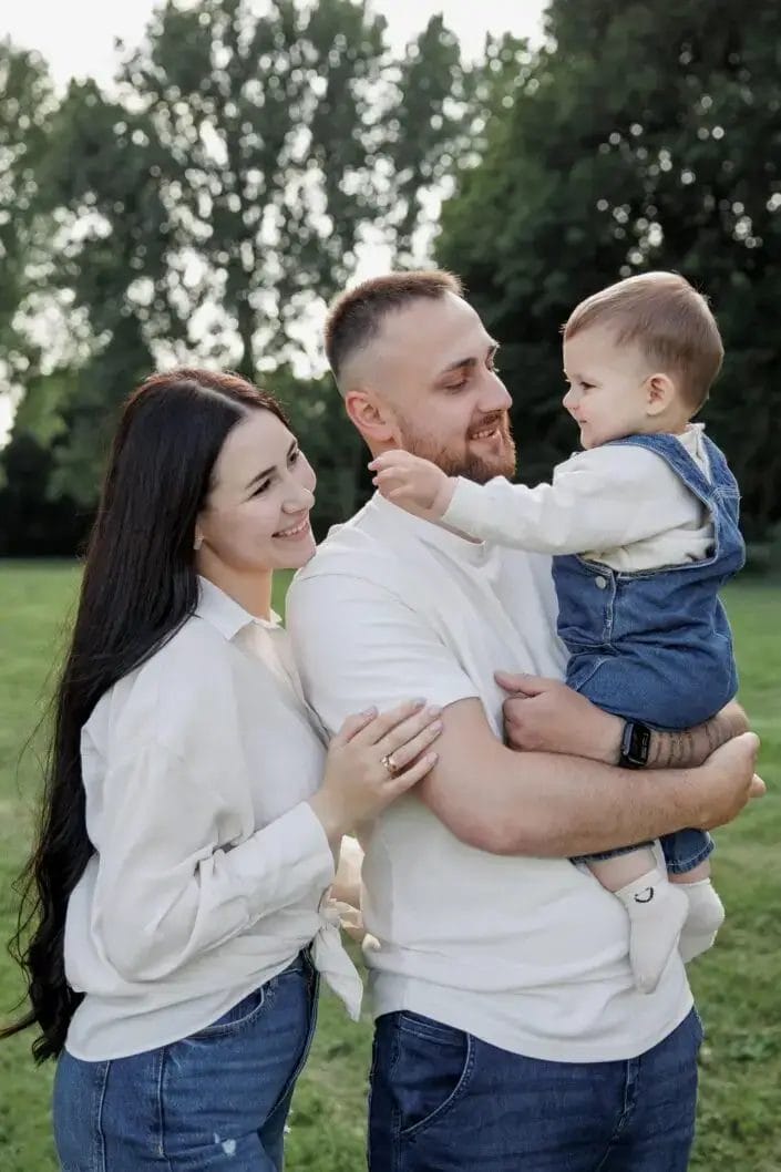Familie ID tijdens een familieshoot in Groningen – liefdevolle en tijdloze foto’s gemaakt door Viktoria Jensen Fotografie 13