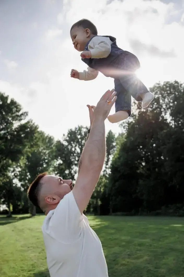 Familie ID tijdens een familieshoot in Groningen – liefdevolle en tijdloze foto’s gemaakt door Viktoria Jensen Fotografie 16