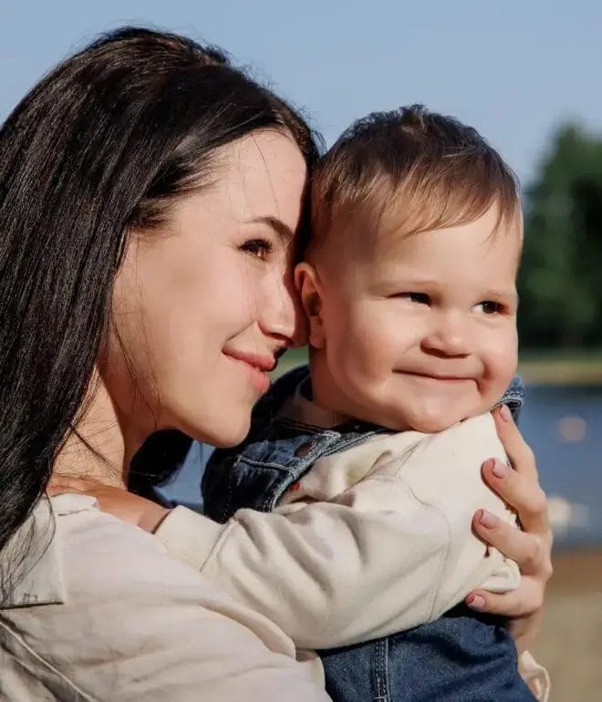 Familie ID tijdens een familieshoot in Groningen – liefdevolle en tijdloze foto’s gemaakt door Viktoria Jensen Fotografie 12