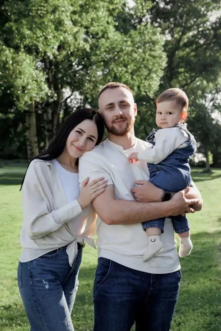 Familie ID tijdens een familieshoot in Groningen – liefdevolle en tijdloze foto’s gemaakt door Viktoria Jensen Fotografie 06