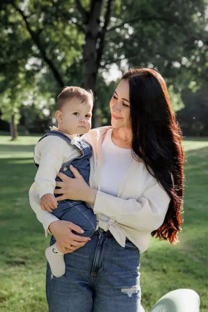 Familie ID tijdens een familieshoot in Groningen – liefdevolle en tijdloze foto’s gemaakt door Viktoria Jensen Fotografie 01