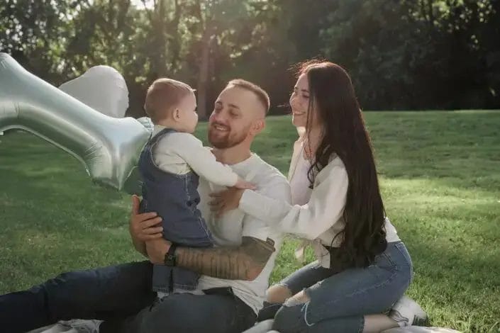 Familie ID tijdens een familieshoot in Groningen – liefdevolle en tijdloze foto’s gemaakt door Viktoria Jensen Fotografie 10