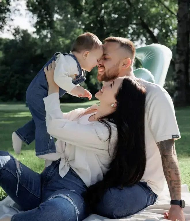 Familie ID tijdens een familieshoot in Groningen – liefdevolle en tijdloze foto’s gemaakt door Viktoria Jensen Fotografie 09