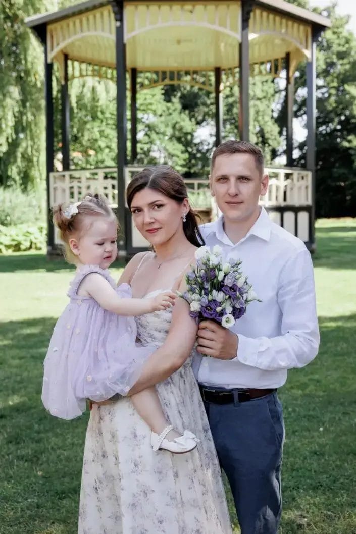 Familie SG tijdens een familieshoot in Park Woerthe – liefdevolle en tijdloze foto’s gemaakt door Viktoria Jensen Fotografie 08
